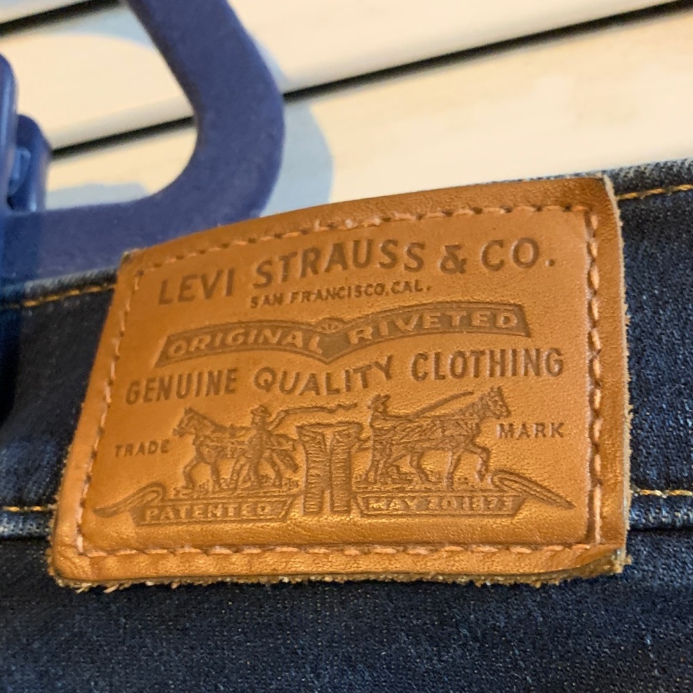 Women’s Dark Blue Levi Jeans - Picture 4 of 6